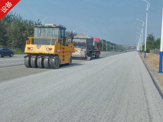 路面封層車作業